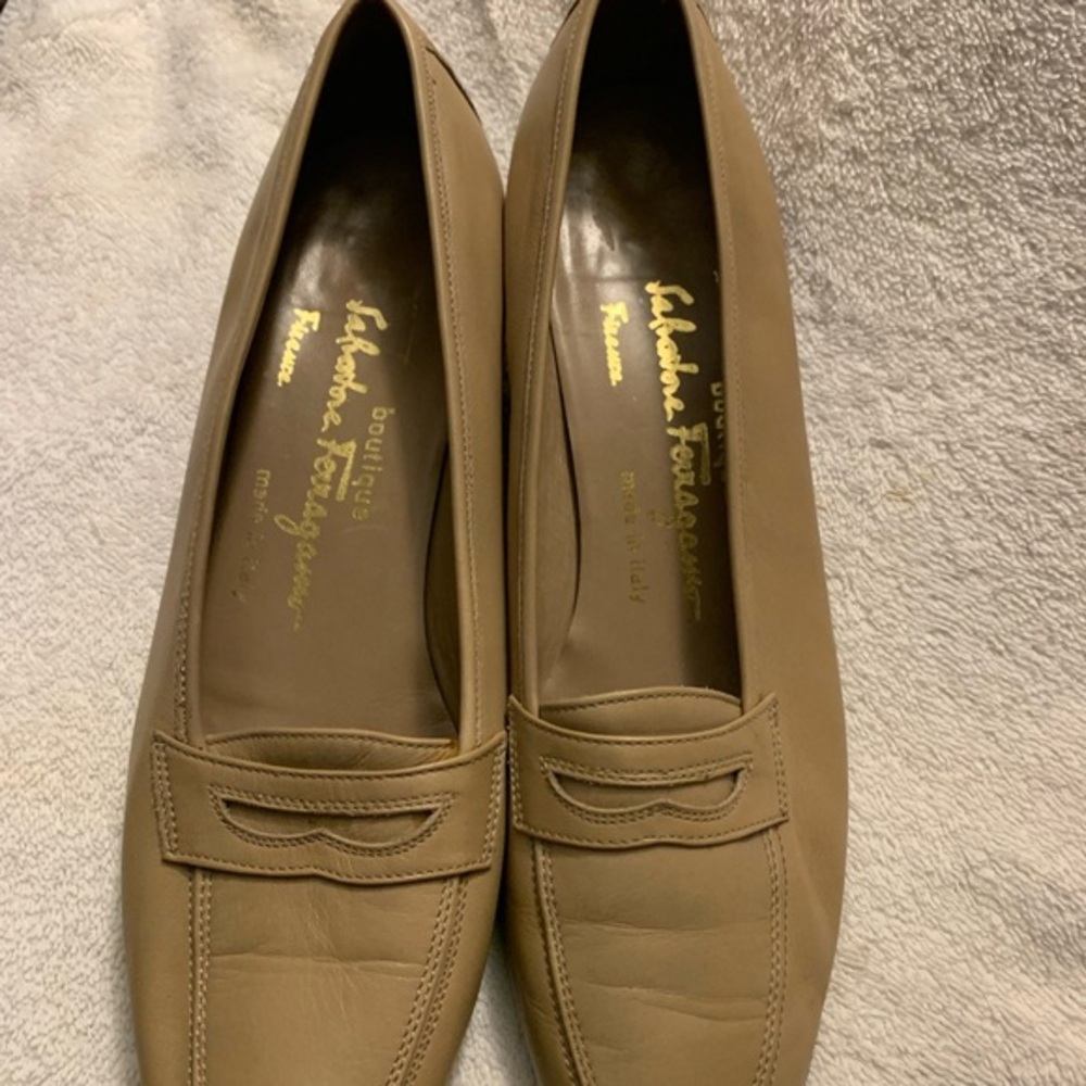 Narrow fit Salvatore Feregamo women’s loafers 8 AA